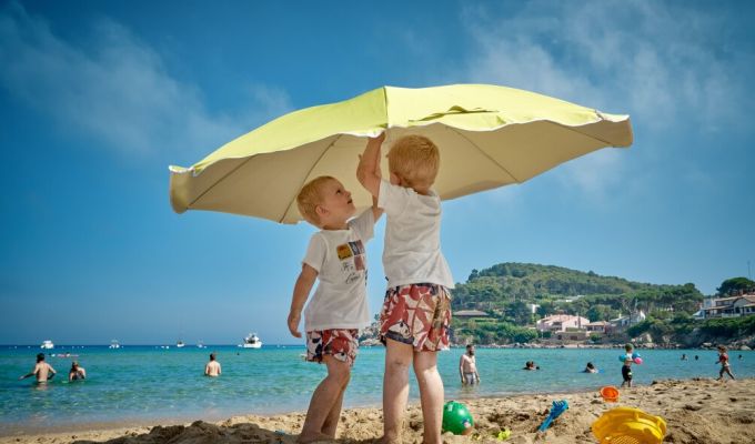 dzieci pod parasolem plażowym