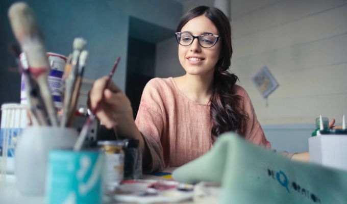 studentka malująca farbami
