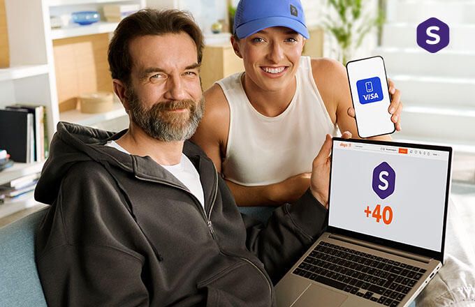 Aktor Tomasz Kot i tenisistka Iga Świątek reklamują płatności Visa Mobile