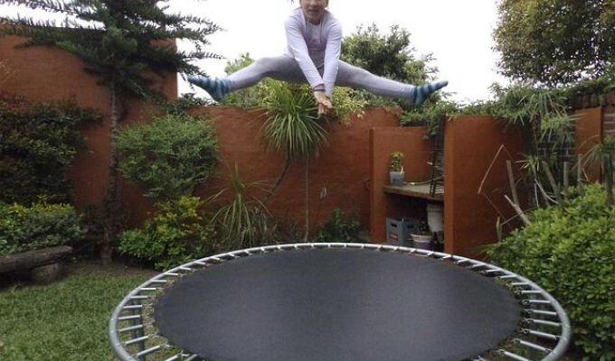 dziecko na trampolinie